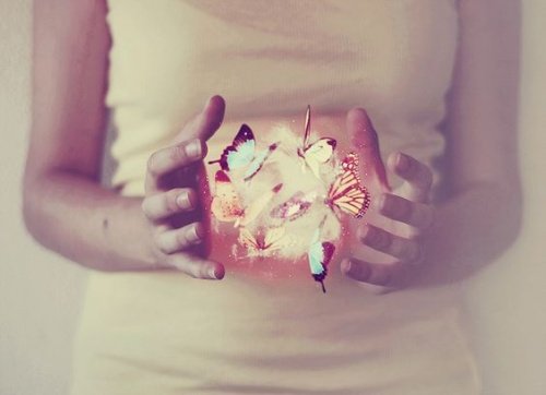 ragazza con farfalle in mano ricominciare da capo