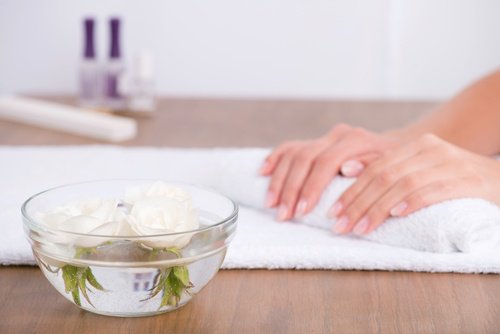 Recipiente con trattamento unghie