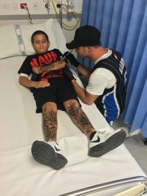 Benjamin fa tatuaggi ad un bambino su un letto di ospedale