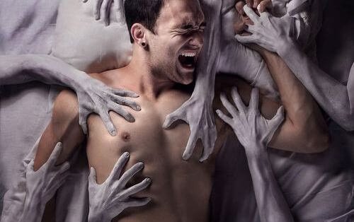 uomo-intrappolato-da-mani