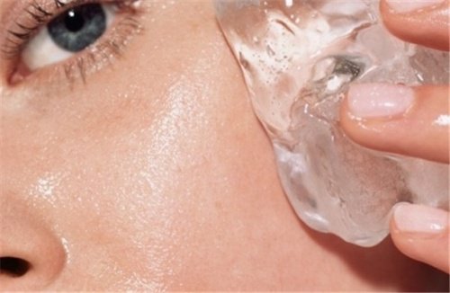 Un cubetto di ghiaccio riduce la secchezza della pelle