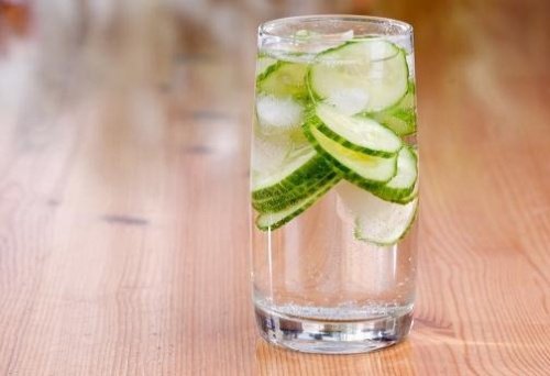 bicchiere con acqua di cetriolo