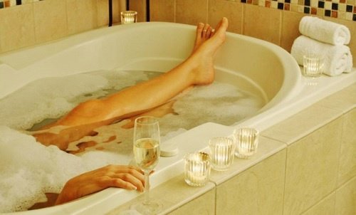 donna nella vasca da bagno