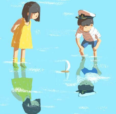 Bambini che si specchiano nell'acqua