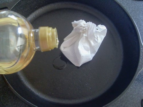 Ungere il fondo della padella