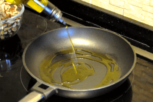 Olio d'oliva in padella