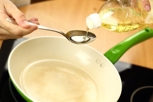 Olio per cucinare in padella