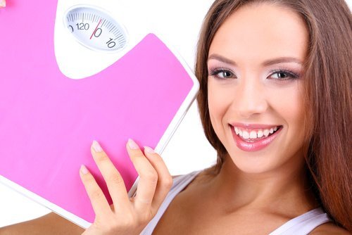 ragazza con bilancia limone sovrappeso