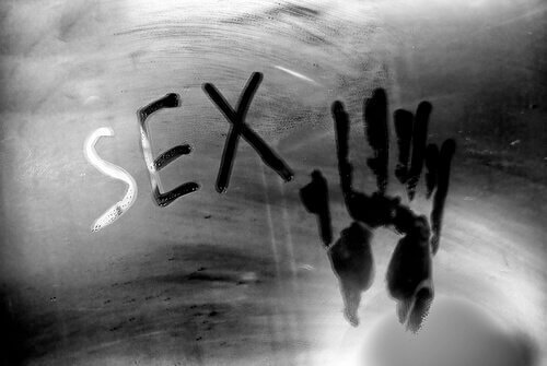 Scritta sesso sul vetro appannato