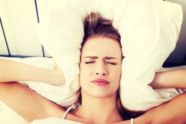 Svegliarsi con il mal di testa: perché succede?