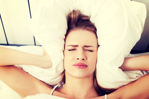 Svegliarsi con il mal di testa: perché succede?