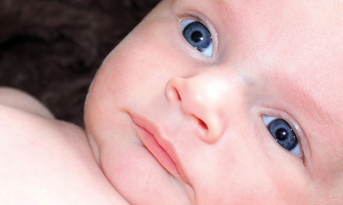 bambino ha bisogno di abbracci