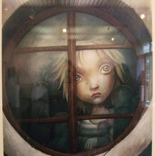 bambino triste guarda alla finestra carenze affettive