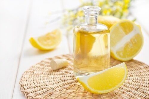 Boccetta con succo di limone per pulire i mobili