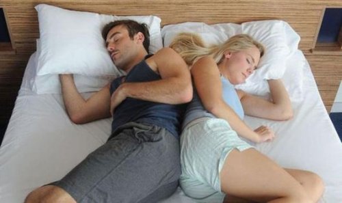 coppia che dorme di lato