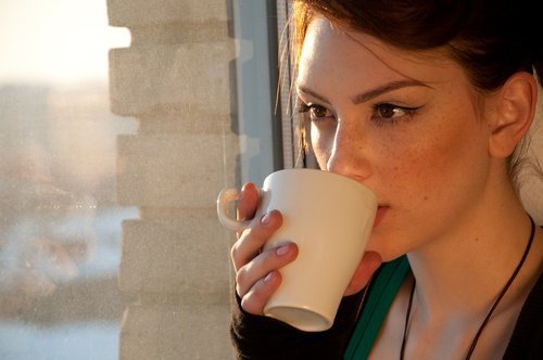 donna che beve una tisana