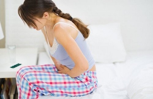 Donna con dolori addominali endometriosi