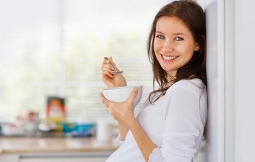 donna con una tazza abitudini alimentari