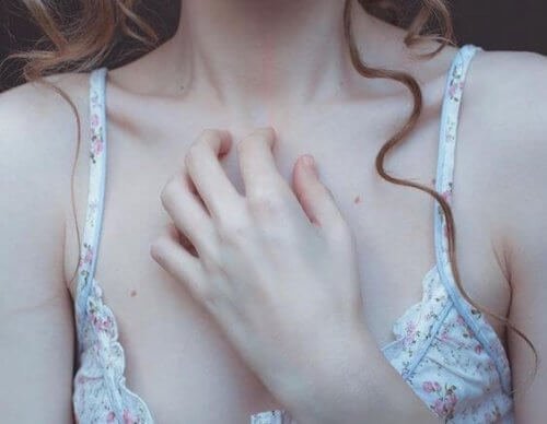 Donna con mano sul petto