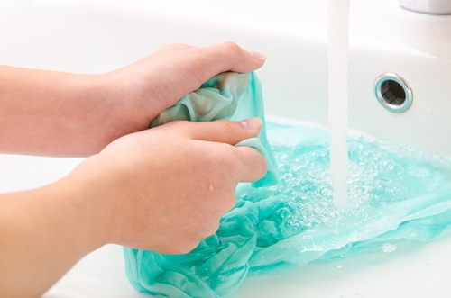 eliminare macchie di grasso mani che lavano