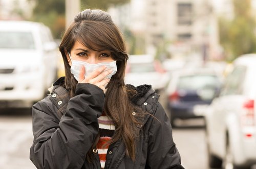 Ragazza con mascherina protettiva sulla bocca