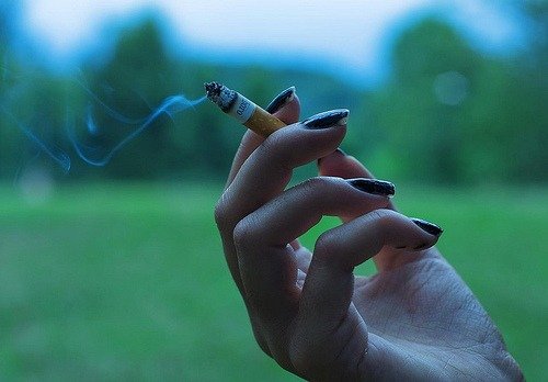 mano con sigaretta dolore al collo