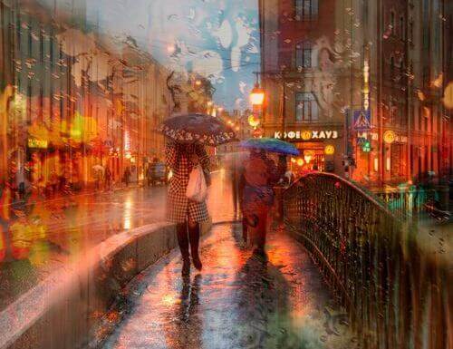 persone sotto la pioggia