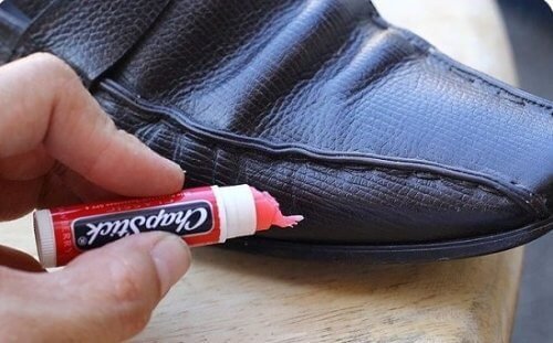 proteggere le scarpe con il burrocacao