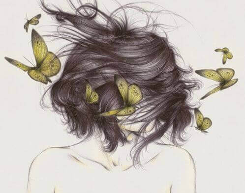 Ragazza con capelli sul viso e farfalle