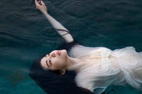 ragazza galleggia in acqua