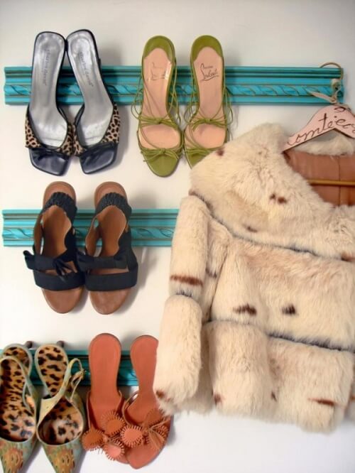 Scarpe con il tacco attaccate alla parete