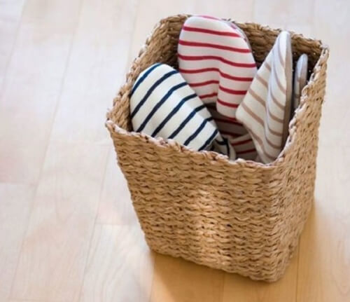 Scarpe dentro cesta vimini