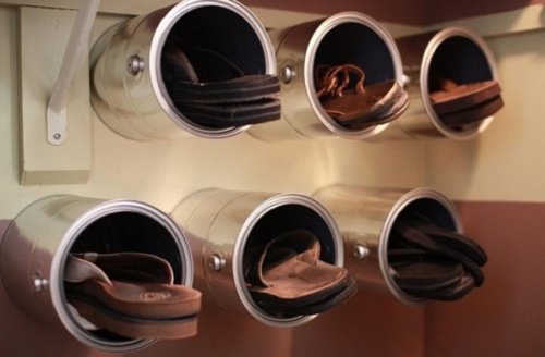 Scarpe dentro scatolette latta