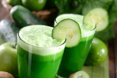 Succhi e frullati verdi per la colazione
