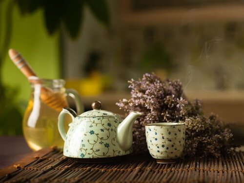 teiera con acqua e miele