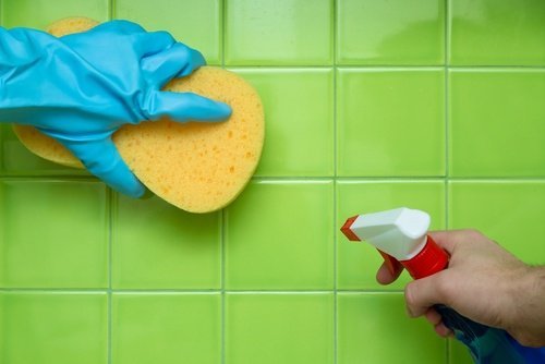 Acqua e varechina fughe delle piastrelle