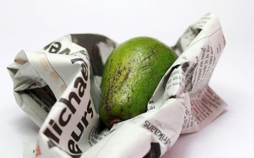 Far ammorbidire un avocado con un giornale