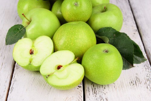 mele verdi sul tavolo
