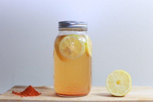 Acqua e limone per eliminare le pulci