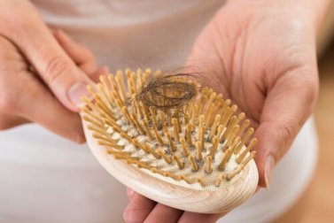 Evitare la calvizie e i capelli bianchi con l'olio di cocco