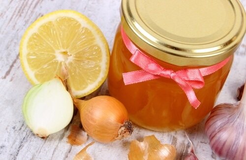 Cipolla e miele per alleviare la caduta dei capelli