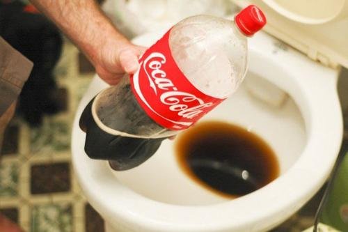 Coca Cola pe pulire il wc