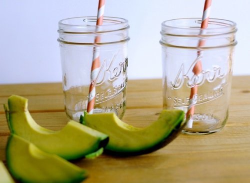 frullato di avocado per l'umore