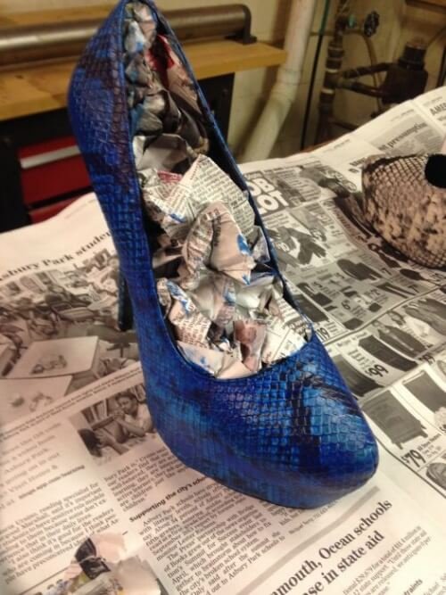 Giornali e alcol aiutano ad ammorbidire le scarpe