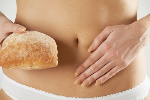 donna e pane intolleranza al glutine