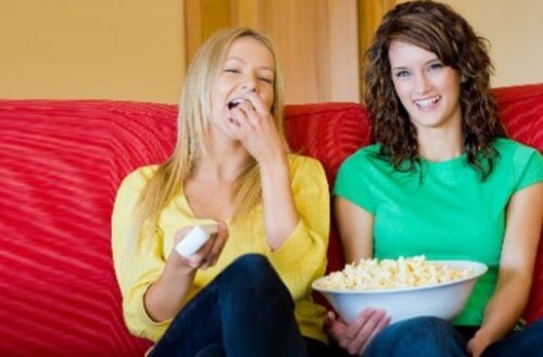 Ragazze-mangiano-pop corn peso ideale