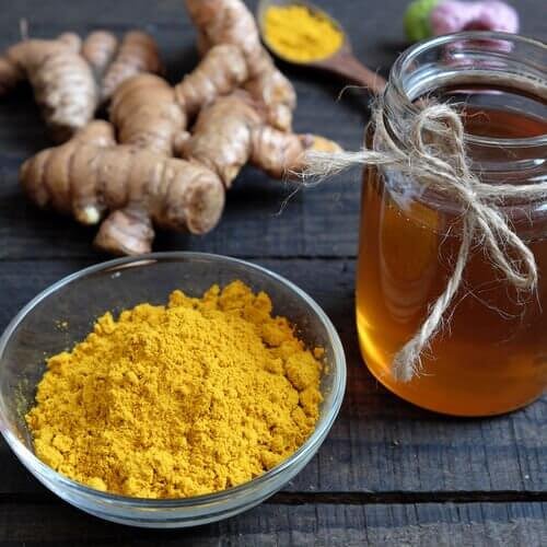 Rimedio a base di curcuma e miele