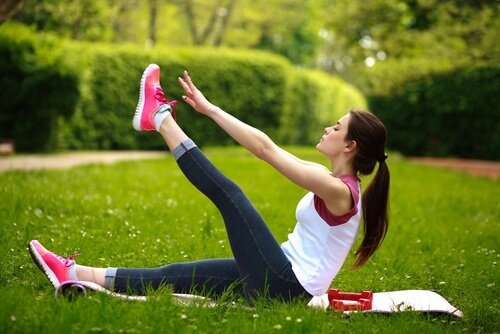 Sollevare le gambe parte bassa della schiena