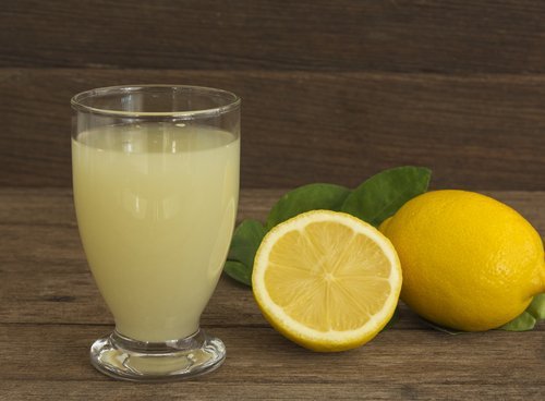 succo di limone in bicchiere