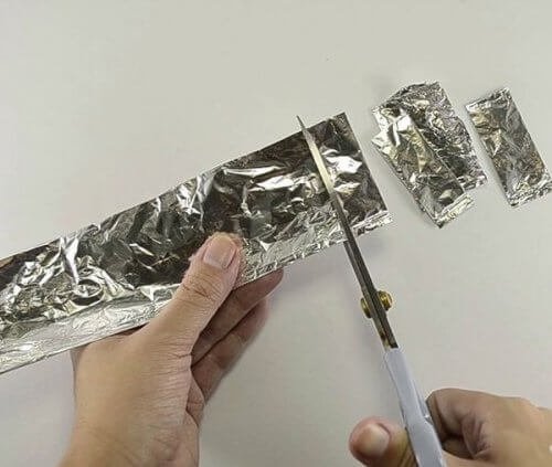 Affilare le forbici con i fogli di alluminio